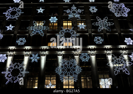 Weihnachtsbeleuchtung und Dekorationen im Saks Store in Fifth Avenue in New York USA Stockfoto