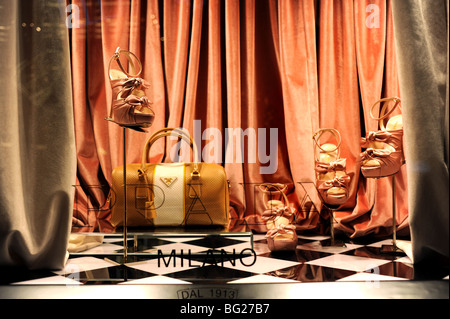 Schaufenster im Prada Store in Fifth Avenue in New York USA Stockfoto