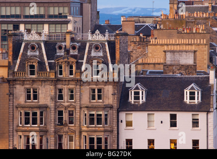 Schottland, Edinburgh, Princes Street. Typische Architektur der Geschäfte und Büros entlang der Princes Street. Stockfoto