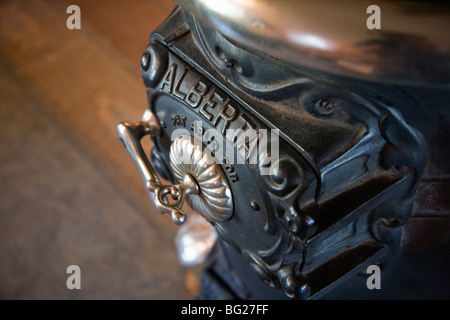 Antik Gusseisen Holzverbrennung Herd auf dem Display in der Murakami House, Britannia Erbe Werft, Richmond, BC, Kanada Stockfoto