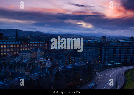 Schottland, Edinburgh, Edinburgh City. Blick nach Süden vom Castle Hill quer durch die Stadt in Richtung der Pentland Hills. Stockfoto