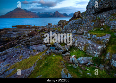 Schottland, Isle Of Skye, Elgol. Blick über die felsige Küste nördlich von Elgol zu den Gipfeln der schwarzen Cullins. Stockfoto