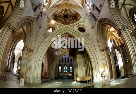 Wells Cathedral in feinen Stil zeigen die umgekehrte Schere Arch Architektur des Innenraums. Stockfoto