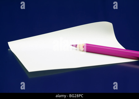 Rosa Bleistift auf leeren weißen Papier-Schuldbrief gegen dunkelblau Stockfoto