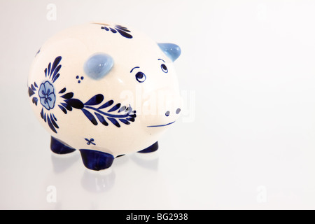 Delft Blau Keramik-Sparschwein auf weißem Hintergrund Stockfoto