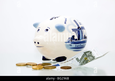Delft Blau Keramik-Sparschwein auf weißem Hintergrund Stockfoto