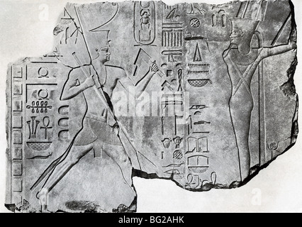 Ägyptische 12. Dynastie König Senwosret ich (links) eine Ritual vor Min (rechts), der Gott der Fruchtbarkeit führt. Stockfoto