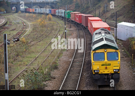 Güterzug der elektrifizierten Hauptbahn überlassen, eine Stichstrecke zum Hafen Felixstowe, Ipswich, Suffolk, UK. Stockfoto