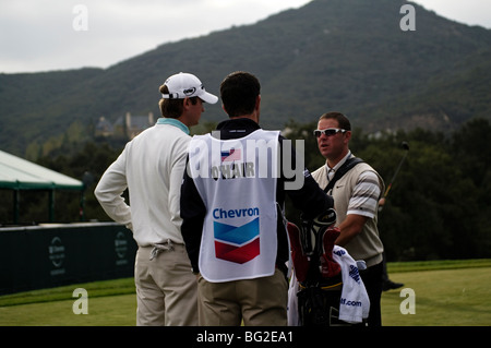 Lucas Glover steht mit seinem Caddy auf der Teebox während der Pro bin der Chevron World Golf Challenge im Sherwood Country Club Stockfoto