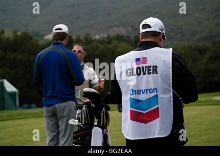 Lucas Glover steht mit seinem Caddy auf der Teebox während der Pro bin der Chevron World Golf Challenge im Sherwood Country Club Stockfoto