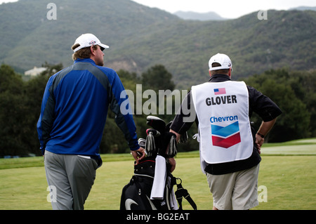 Lucas Glover steht mit seinem Caddy auf der Teebox während der Pro bin der Chevron World Golf Challenge im Sherwood Country Club Stockfoto