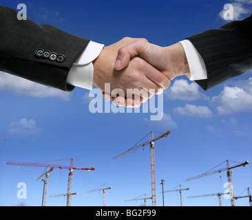 Geschäftsmann Handshake im Baugebiet Kran über blauen Himmel Stockfoto