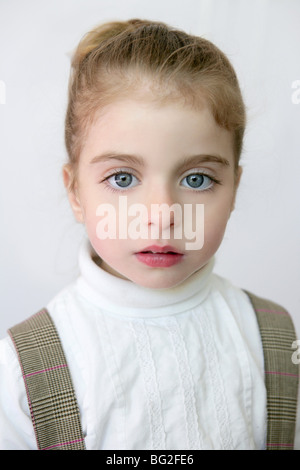 Schöne Vorschulkind blaue Augen Portrat mit Schule dress Stockfoto