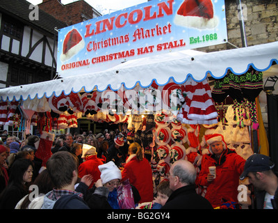 Ein Stall zu verkaufen Weihnachtsmützen auf dem Lincoln-Weihnachtsmarkt, Lincoln, Lincolnshire, England, Vereinigtes Königreich Stockfoto