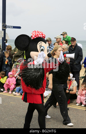 Minnie Mouse "Wellenlinien" Menschen wie sie an einem Karnevalsumzug in England teilnimmt Stockfoto