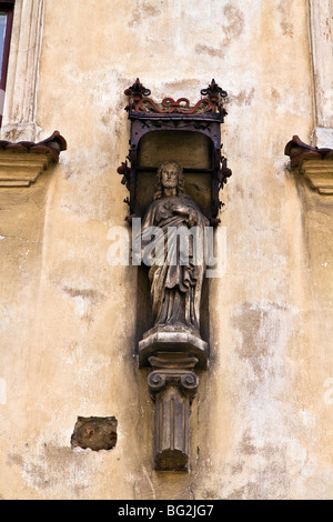 Kleine Statue auf der Außenseite eines Gebäudes in der Altstadt von Krakau Stockfoto