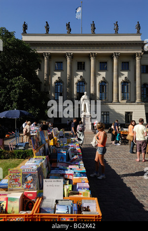 Berlin. Deutschland. Zweiter hand Buchmarkt an der Humboldt-Universität Unter den Linden. Stockfoto