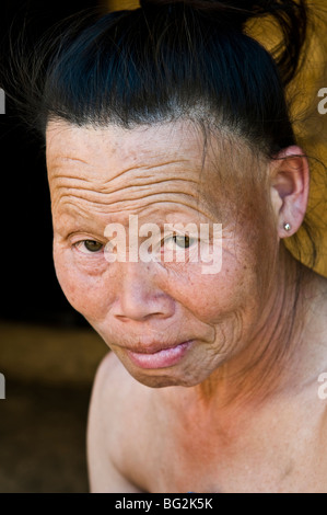 Porträt einer Frau Lanten Yao. Lanten Yao Frau ihre Augenbrauen abzupfen. Stockfoto