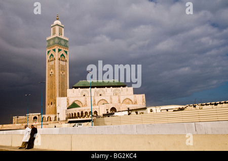 Hassan II Moschee ist die drittgrößte Moschee der Welt. Die Moschee wurde 1993 für den ehemaligen König eröffnet 60. Geburtstag. Stockfoto