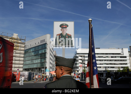 Berlin. Deutschland. Checkpoint Charlie in der Friedrichstraße. Stockfoto