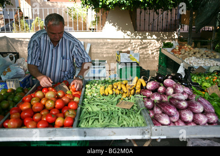 Spanischer Straßenmarktverkäufer mit seinen frischen Obst- und Gemüsesorten Stockfoto