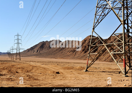 Reihe von Stromleitungen überqueren Wüstenlandschaft in Sinai, Ägypten Stockfoto