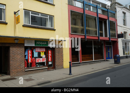 Leere Läden und "Verkauf" Zeichen am Pier Street, Aberystwyth, Wales während der Rezession von 2009. Stockfoto