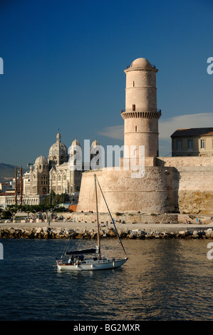 Segeln Sie vorbei an der Tour du Fanal oder Tourette Tower von Fort Saint Jean, Yacht & Cathedral de la Nouvelle Major, Marseille oder Marseille, Frankreich Stockfoto