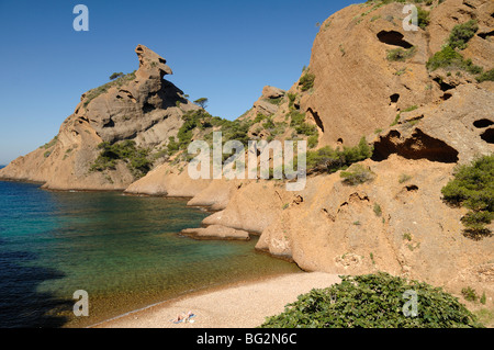 Einzelne Sonnenanbeter am Kiesstrand bei Calanque de Figuerolles, Mittelmeerküste, La Ciotat, Provence, Frankreich Stockfoto