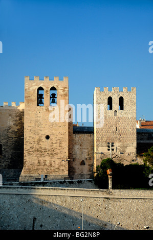 Zinnenbewehrten Türme der Festung Saint-Victor-Kirche, Basilika St-Victor oder Abtei, Marseille oder Marseille, Provence, Frankreich Stockfoto