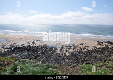 Bei Ebbe am Strand von Northcott North Cornwall Stockfoto