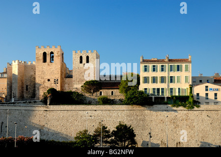 Mittelalterliche befestigte St.-Victor-Kirche oder Basilica St-Victor (1040) und Stadtmauern, Marseille oder Marseille, Provence, Frankreich Stockfoto