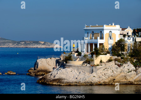 Küste Villa mit Blick auf Mittelmeer, Anse De La Fausse Monnaie, Malmousque, La Corniche, Marseille oder Marseille, Frankreich Stockfoto