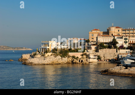 Blick auf Endoume Headland, Anse de la Fausse Monnaie, Malmousque & Mittelmeerküste oder Shore, Marseille oder Marseille, Provence, Frankreich Stockfoto