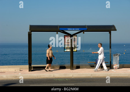 Französisches Paar wartet an der Bushaltestelle mit Mittelmeer hinter, Vallon de l'Oriol, an der Corniche Road, Marseille oder Marseille, Provence, Frankreich Stockfoto