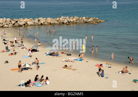 Sonnenanbeter, Badegäste und Touristen am Strand oder La Plage du Prophète, Corniche, Mittelmeerküste, Marseille oder Marseille, Provence, Frankreich Stockfoto