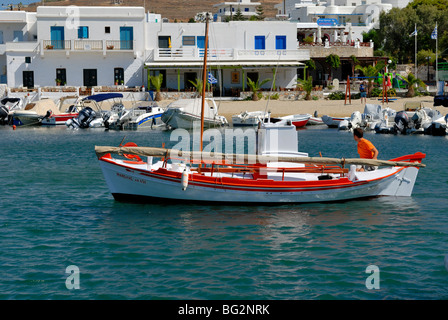 Ein einheimischer Fischer verlässt vom Boot Fischerhafen von der kleinen Küstenstadt Piso Livadi. Piso Livadi, Insel Paros, Stockfoto