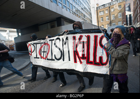 G20-Meltdown "Karneval gegen den Kapitalismus", mit vier Marken unter der Leitung von ' Horsefolk der Apokalypse. Antikapitalistische banner Stockfoto