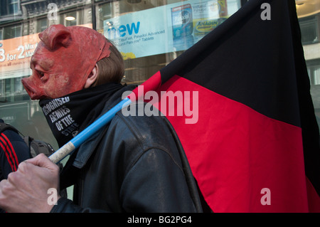 G20-Meltdown "Karneval gegen den Kapitalismus". Beginn der schwarzen März. Anarchist mit Schwein Maske und rot-schwarze Flagge Stockfoto