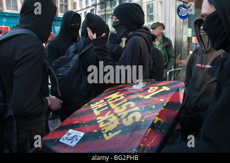 G20-Meltdown "Karneval gegen den Kapitalismus" Anarchisten sammeln für März unter der Leitung von Black ' Pferd Stockfoto