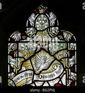 Detail eines Buntglasfensters von Charles E.Steel, das die Weiße Taube des Heiligen Geistes zeigt, St. Giles Church, Exhall, Warwickshire Stockfoto