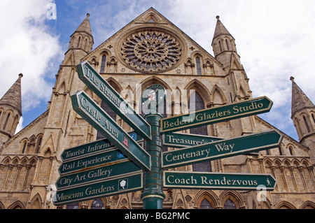 Touristische Hinweisschilder vor York Kathedrale, Yorkshire, Großbritannien. Stockfoto