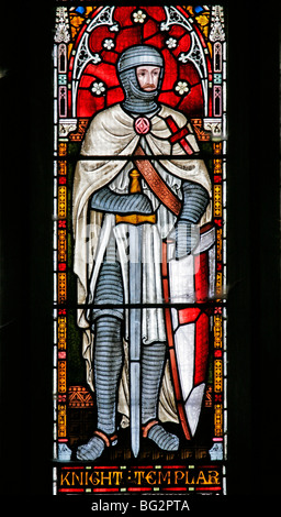 Detail aus dem westlichen Buntglasfenster von Frederick Preedy, das die Tempelritter, die Kirche St. Andrew, Temple Grafton, Warwickshire darstellt Stockfoto