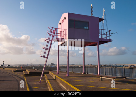 Ein rosa Wachturm in Bucht von Cardiff, Wales, Cardiff. Stockfoto