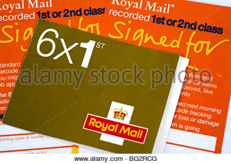 Buch des Königreichs 1. Klasse Briefmarken und Royal Mail-Einschreiben mit Rückschein-Formulare Stockfoto
