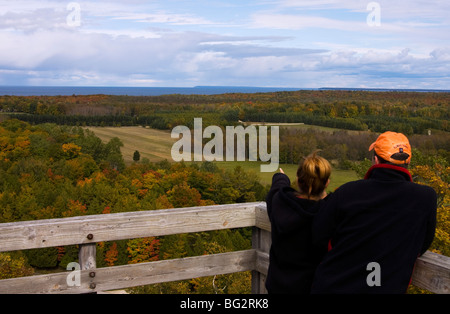 Ein paar stand auf einer Aussichtsplattform Herbstfarben auf Washington Island, Wisconsin zu suchen. Stockfoto