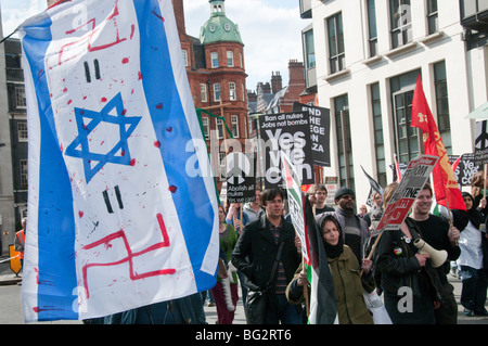 Arbeitsplätze nicht Bomben marschieren und Rallye durch Anschlag, Krieg, CND, PSC und BMI. Demonstranten mit israelischen Flagge mit Hakenkreuzen Stockfoto