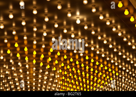 Gelbe und weiße Glühbirnen unter Foyer außerhalb der Lobby des legendären Balaban und Katz Theatre in Chicago Stockfoto
