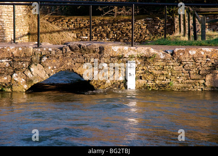 Tetbury Splash-Brücke und Wasserstand-Messgerät Stockfoto