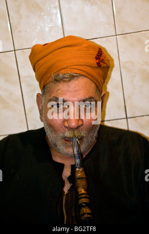 In einem kleinen Teehaus in Kairo seine Shisha rauchen. Stockfoto